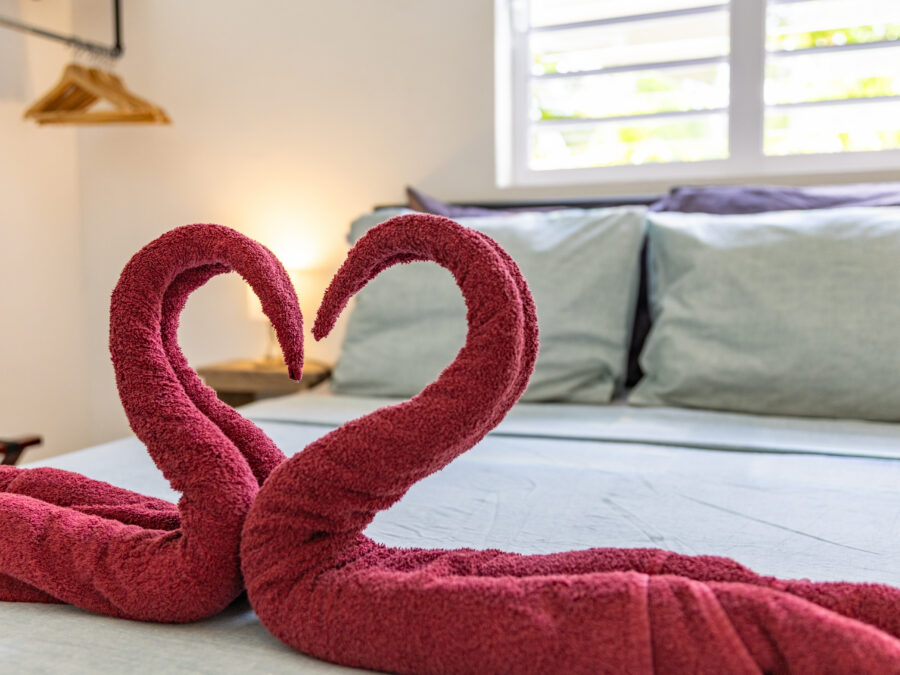 Sfeervol opgemaakte slaapkamer 1