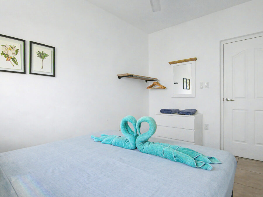 Sfeervol opgemaakte slaapkamer 2