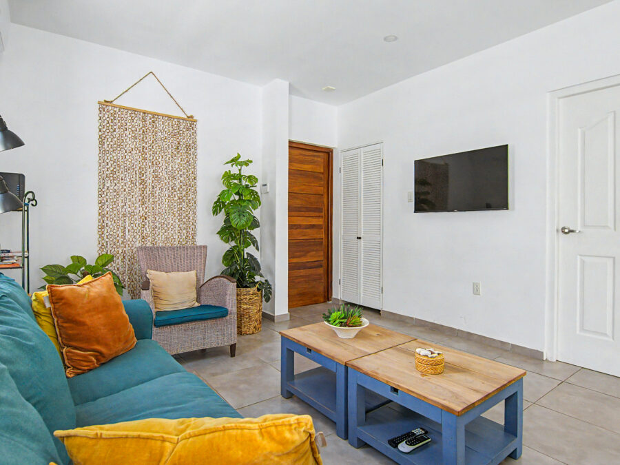Woonkamer met airconditioning en smart-tv